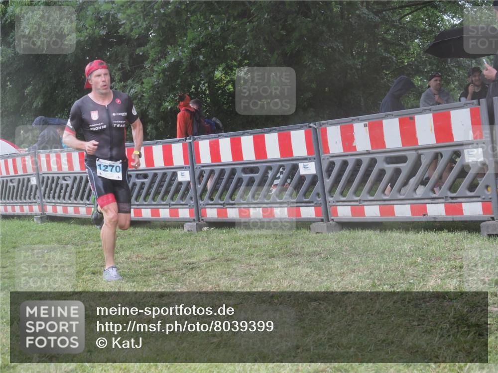 21.06.2025 - 27. Vierlanden-Triathlon KatJ http://msf.ph/oto/8039399 15.06.2025 14:23:04 Ziel 1270, 1275 meine-sportfotos.de