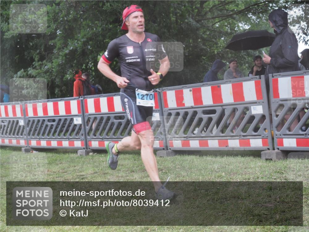21.06.2025 - 27. Vierlanden-Triathlon KatJ http://msf.ph/oto/8039412 15.06.2025 14:23:05 Ziel 1270, 1275 meine-sportfotos.de