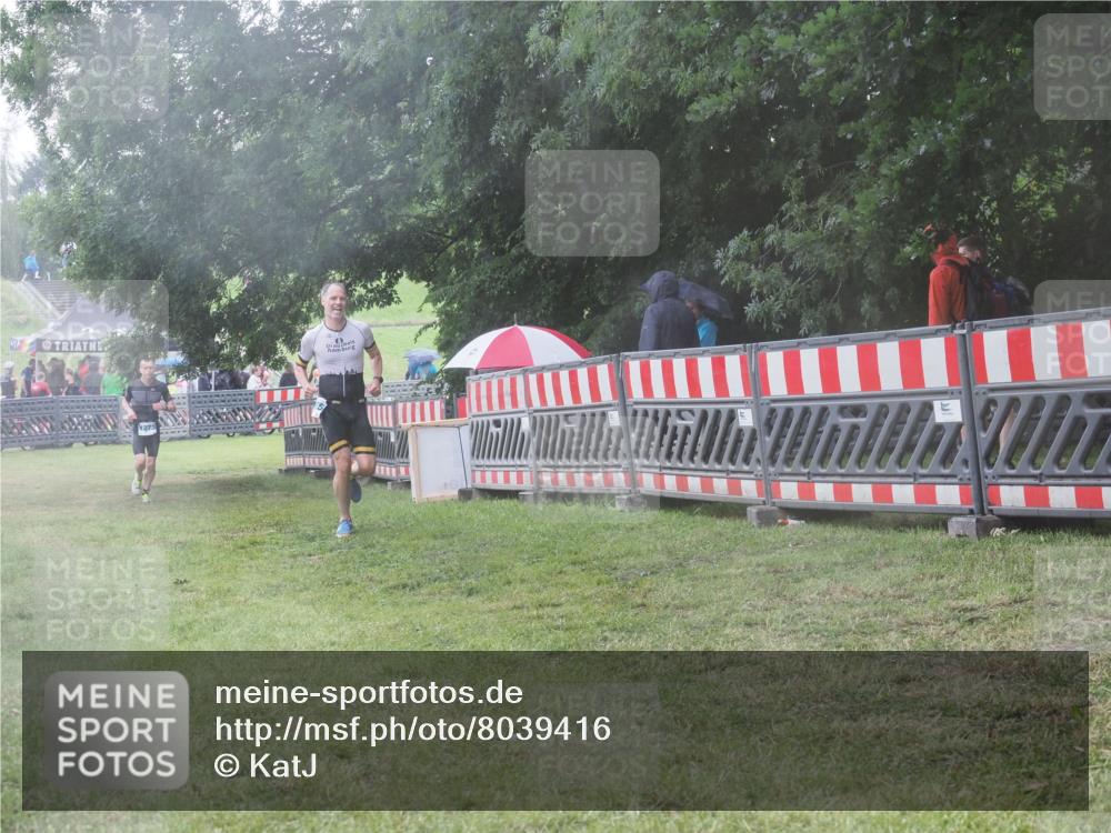 21.06.2025 - 27. Vierlanden-Triathlon KatJ http://msf.ph/oto/8039416 15.06.2025 14:23:10 Ziel 1273, 1275 meine-sportfotos.de
