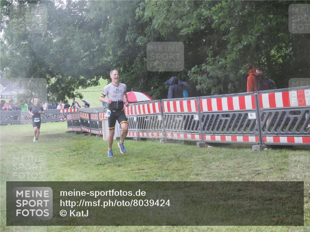 21.06.2025 - 27. Vierlanden-Triathlon KatJ http://msf.ph/oto/8039424 15.06.2025 14:23:11 Ziel 1273, 1275 meine-sportfotos.de