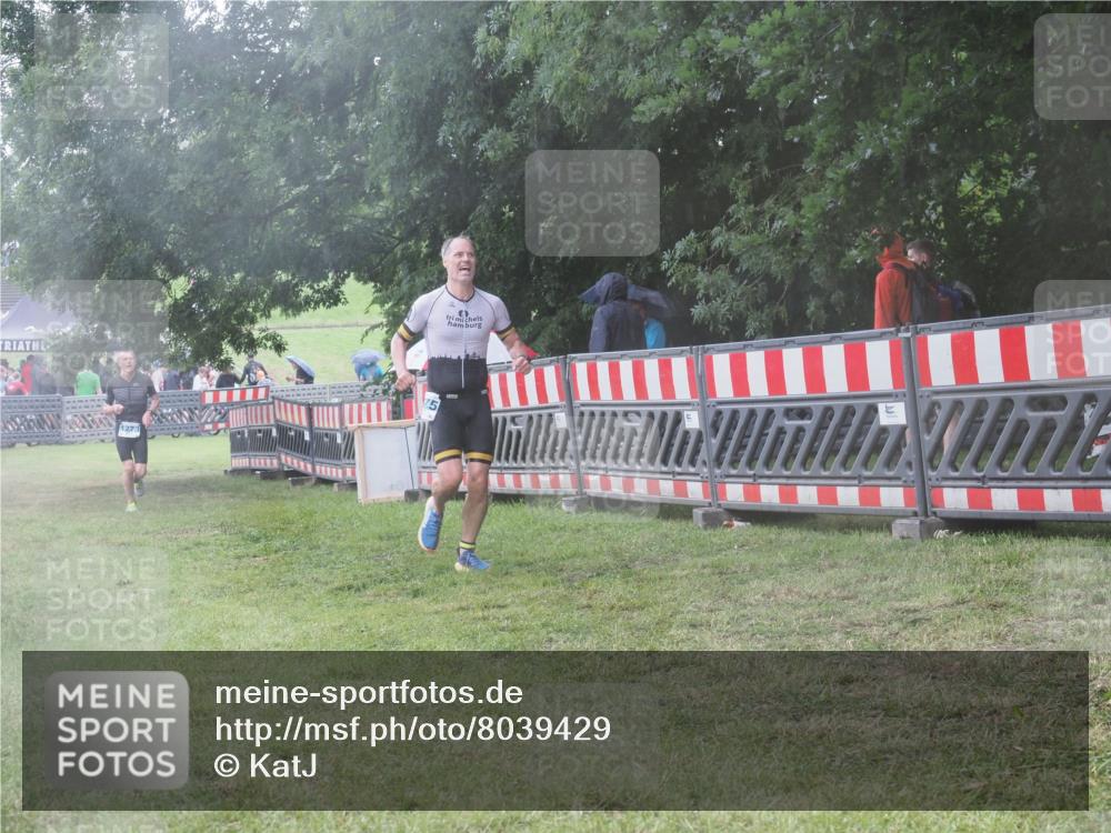 21.06.2025 - 27. Vierlanden-Triathlon KatJ http://msf.ph/oto/8039429 15.06.2025 14:23:11 Ziel 1273, 1275 meine-sportfotos.de