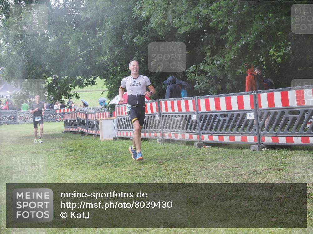 21.06.2025 - 27. Vierlanden-Triathlon KatJ http://msf.ph/oto/8039430 15.06.2025 14:23:11 Ziel 1273, 1275 meine-sportfotos.de