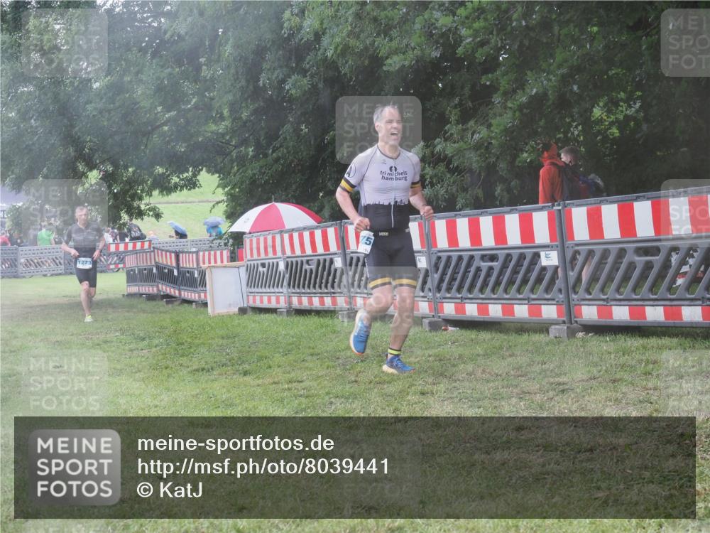 21.06.2025 - 27. Vierlanden-Triathlon KatJ http://msf.ph/oto/8039441 15.06.2025 14:23:11 Ziel 1273, 1275 meine-sportfotos.de