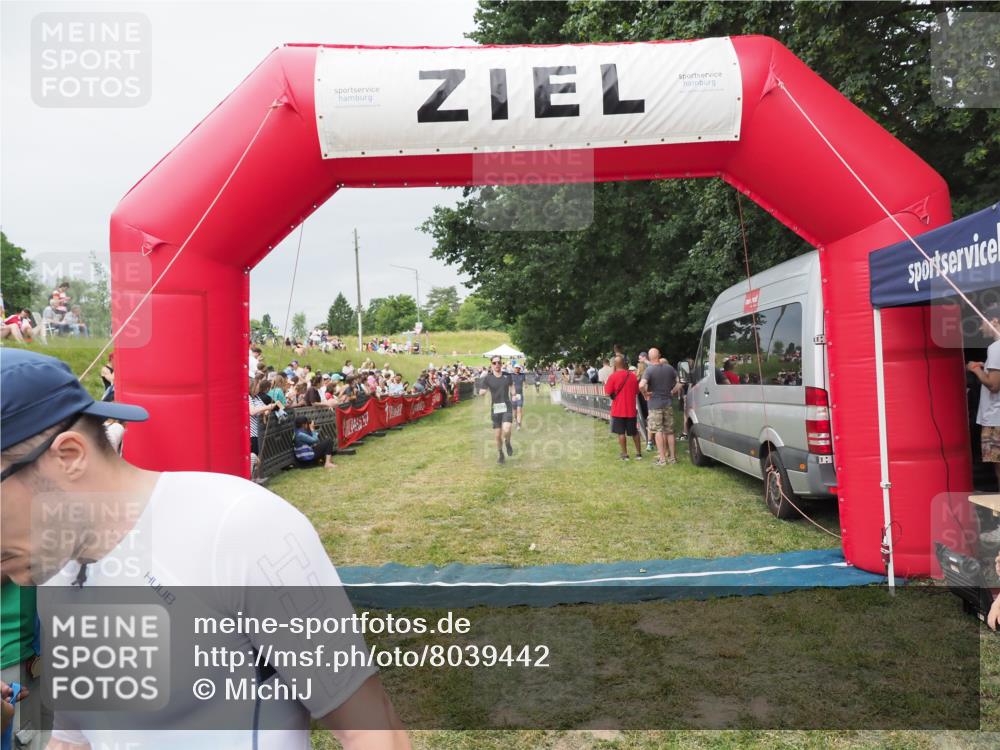 21.06.2025 - 27. Vierlanden-Triathlon MichiJ http://msf.ph/oto/8039442 15.06.2026 13:20:45 Ziel 647, 697 meine-sportfotos.de