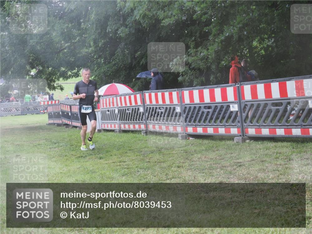 21.06.2025 - 27. Vierlanden-Triathlon KatJ http://msf.ph/oto/8039453 15.06.2025 14:23:14 Ziel 1273, 1275 meine-sportfotos.de
