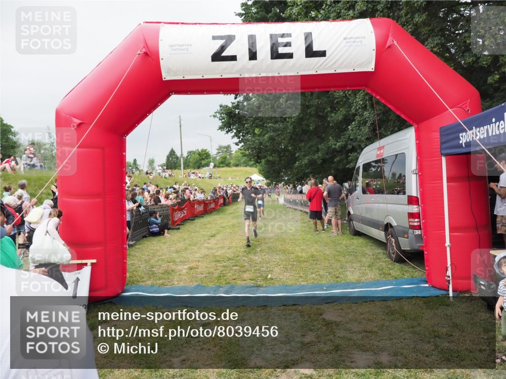 21.06.2025 - 27. Vierlanden-Triathlon MichiJ http://msf.ph/oto/8039456 15.06.2026 13:20:45 Ziel 647, 697 meine-sportfotos.de