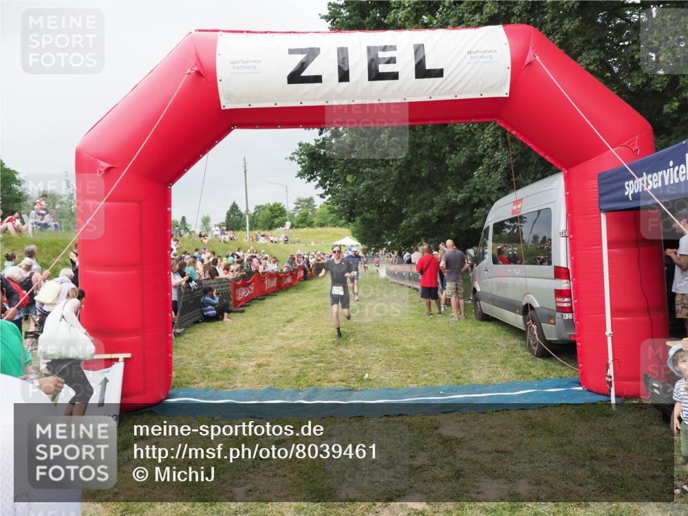 21.06.2025 - 27. Vierlanden-Triathlon MichiJ http://msf.ph/oto/8039461 15.06.2026 13:20:45 Ziel 647, 697 meine-sportfotos.de
