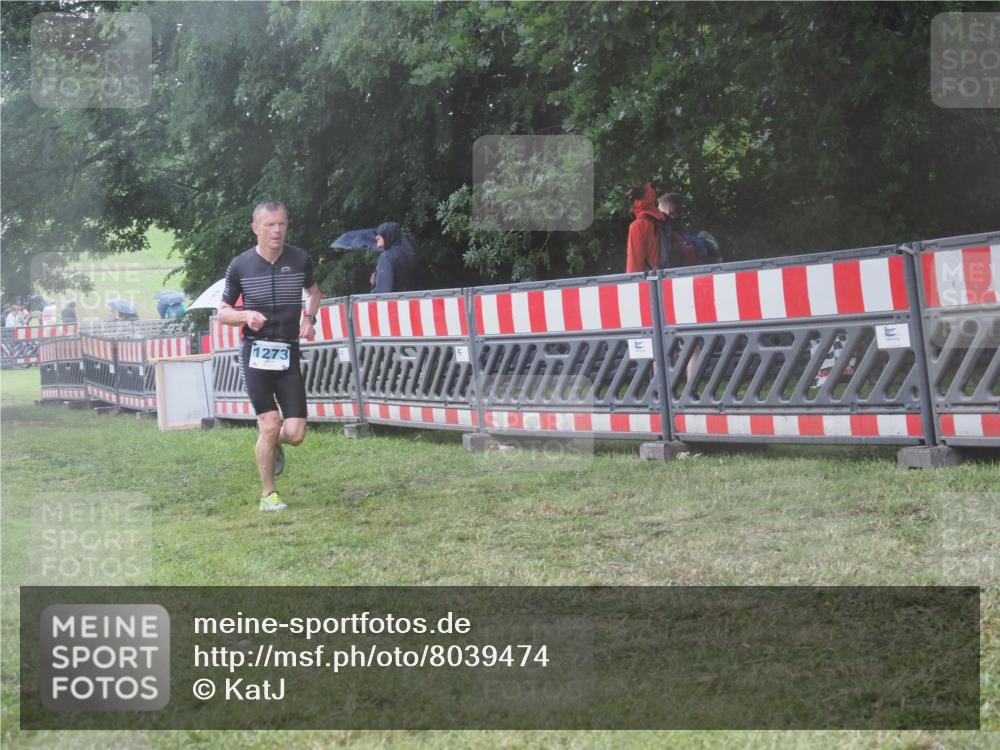 21.06.2025 - 27. Vierlanden-Triathlon KatJ http://msf.ph/oto/8039474 15.06.2025 14:23:14 Ziel 1273, 1275 meine-sportfotos.de