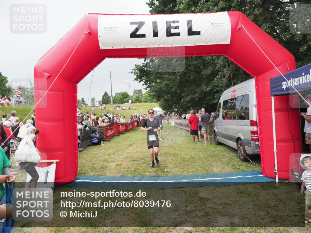 21.06.2025 - 27. Vierlanden-Triathlon MichiJ http://msf.ph/oto/8039476 15.06.2026 13:20:46 Ziel 647, 697 meine-sportfotos.de