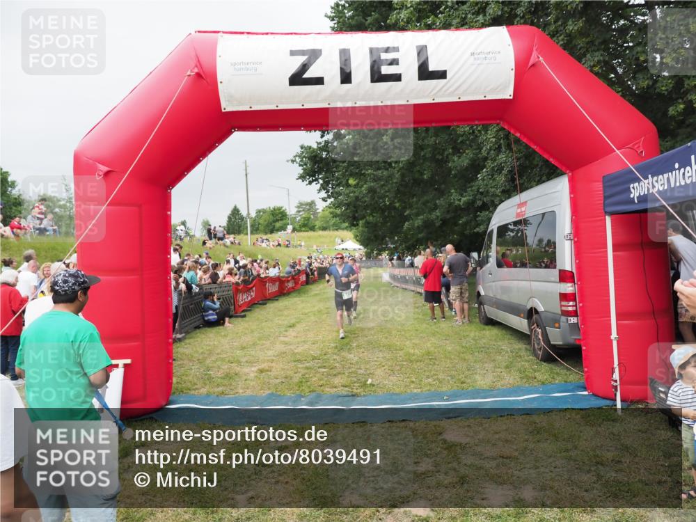 21.06.2025 - 27. Vierlanden-Triathlon MichiJ http://msf.ph/oto/8039491 15.06.2026 13:20:55 Ziel 236, 649, 697 meine-sportfotos.de