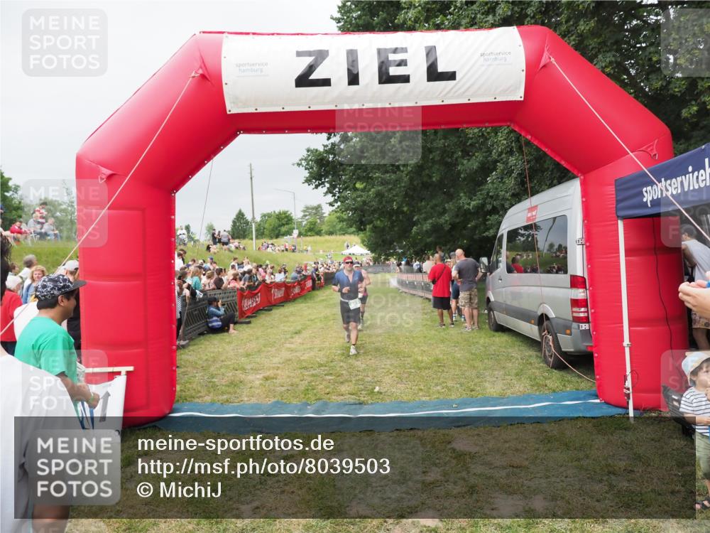 21.06.2025 - 27. Vierlanden-Triathlon MichiJ http://msf.ph/oto/8039503 15.06.2026 13:20:56 Ziel 236, 649, 697 meine-sportfotos.de