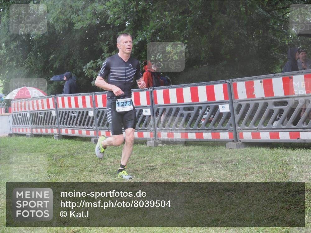 21.06.2025 - 27. Vierlanden-Triathlon KatJ http://msf.ph/oto/8039504 15.06.2025 14:23:15 Ziel 1273 meine-sportfotos.de