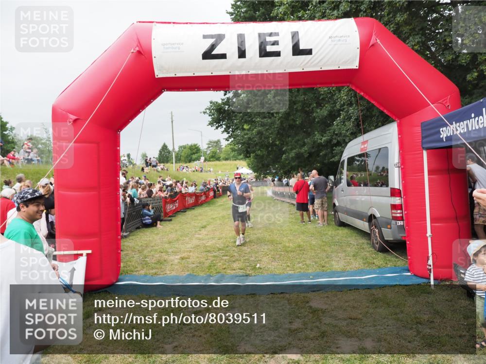 21.06.2025 - 27. Vierlanden-Triathlon MichiJ http://msf.ph/oto/8039511 15.06.2026 13:20:56 Ziel 236, 649, 697 meine-sportfotos.de