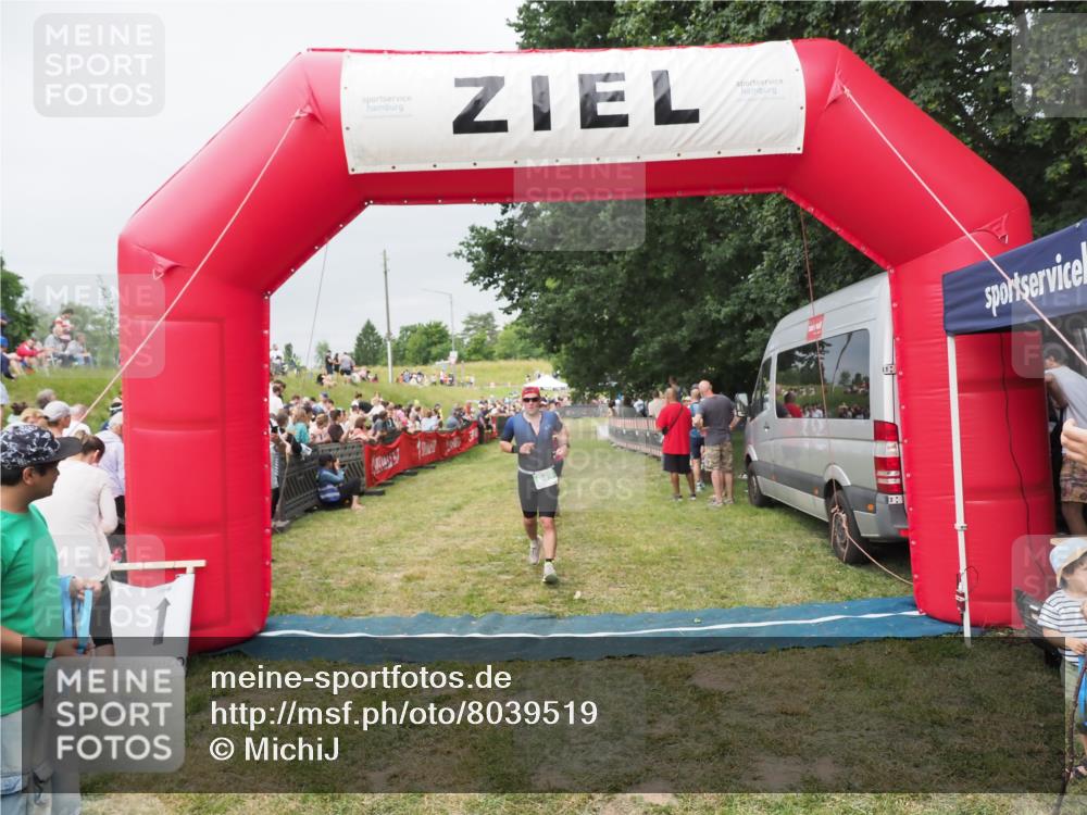 21.06.2025 - 27. Vierlanden-Triathlon MichiJ http://msf.ph/oto/8039519 15.06.2026 13:20:56 Ziel 236, 649, 697 meine-sportfotos.de
