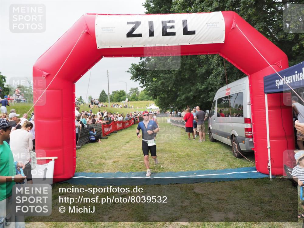 21.06.2025 - 27. Vierlanden-Triathlon MichiJ http://msf.ph/oto/8039532 15.06.2026 13:20:57 Ziel 236, 649 meine-sportfotos.de
