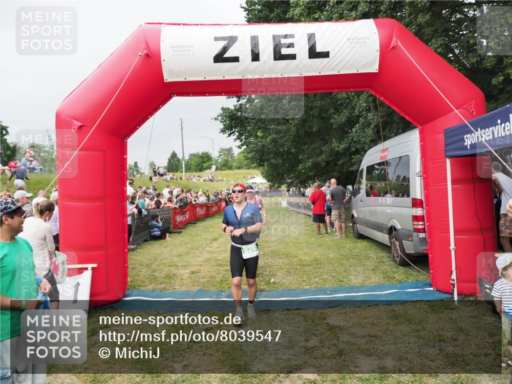 21.06.2025 - 27. Vierlanden-Triathlon MichiJ http://msf.ph/oto/8039547 15.06.2026 13:20:58 Ziel 236, 649 meine-sportfotos.de