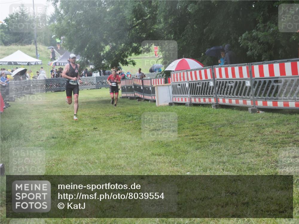 21.06.2025 - 27. Vierlanden-Triathlon KatJ http://msf.ph/oto/8039554 15.06.2025 14:23:40 Ziel 1184, 1247, 1267 meine-sportfotos.de
