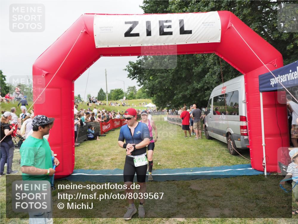 21.06.2025 - 27. Vierlanden-Triathlon MichiJ http://msf.ph/oto/8039567 15.06.2026 13:20:58 Ziel 236, 649 meine-sportfotos.de