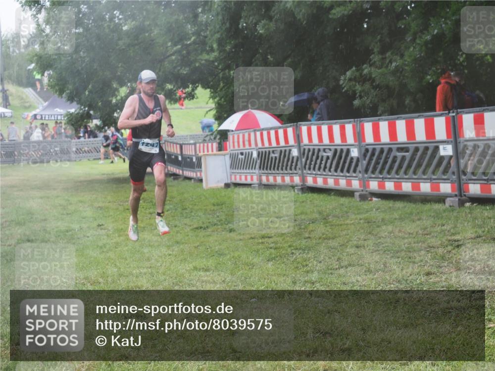 21.06.2025 - 27. Vierlanden-Triathlon KatJ http://msf.ph/oto/8039575 15.06.2025 14:23:41 Ziel 1184, 1247, 1267 meine-sportfotos.de