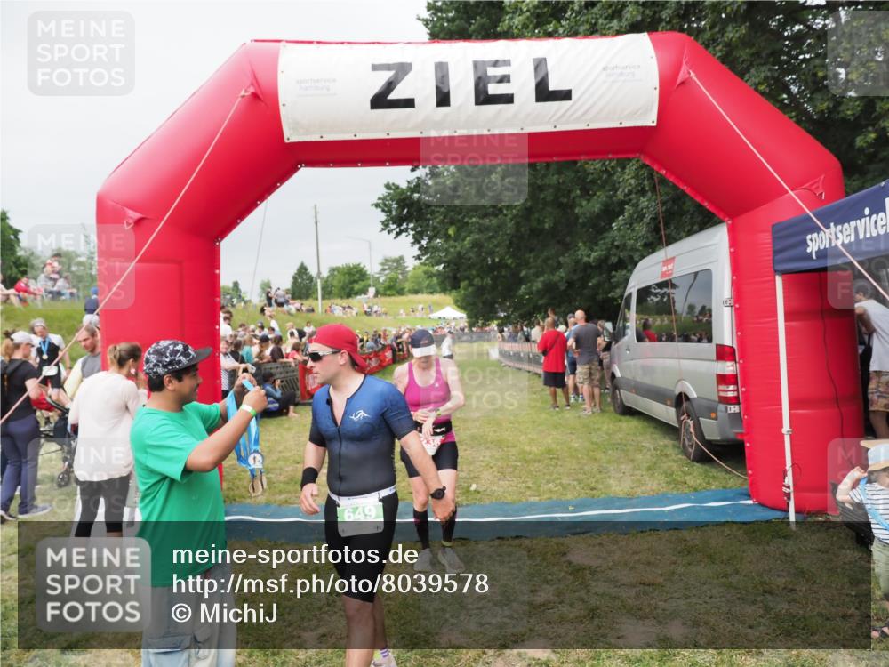 21.06.2025 - 27. Vierlanden-Triathlon MichiJ http://msf.ph/oto/8039578 15.06.2026 13:20:59 Ziel 236, 649 meine-sportfotos.de