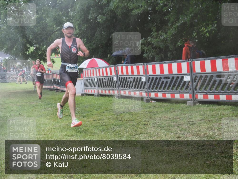 21.06.2025 - 27. Vierlanden-Triathlon KatJ http://msf.ph/oto/8039584 15.06.2025 14:23:41 Ziel 1184, 1247, 1267 meine-sportfotos.de