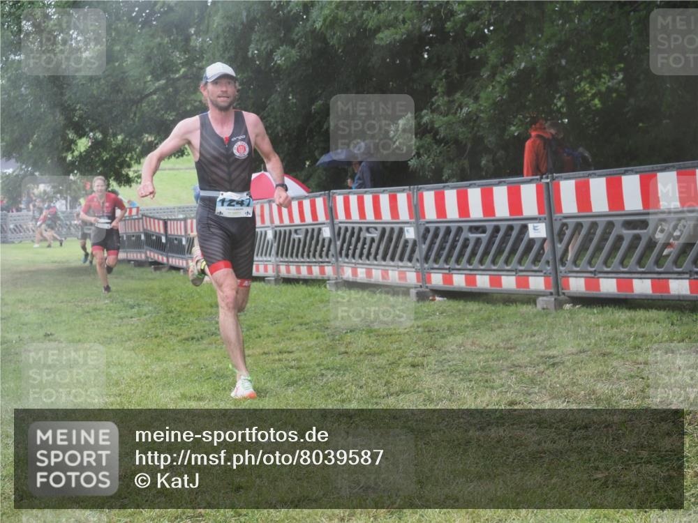 21.06.2025 - 27. Vierlanden-Triathlon KatJ http://msf.ph/oto/8039587 15.06.2025 14:23:41 Ziel 1184, 1247, 1267 meine-sportfotos.de