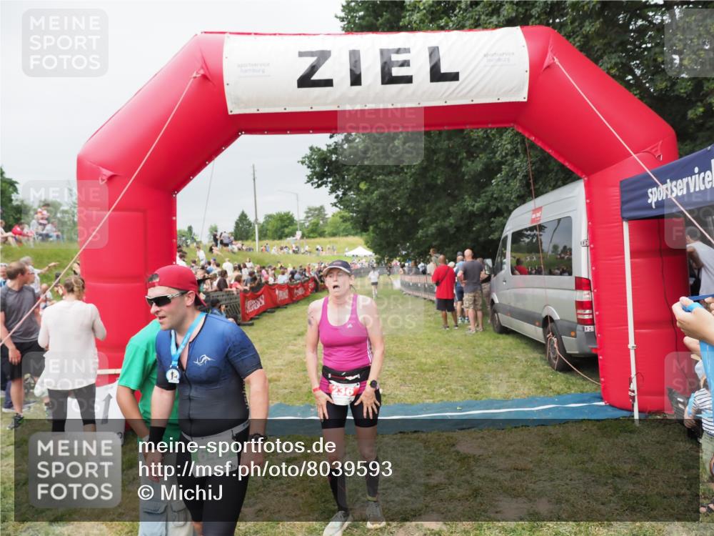 21.06.2025 - 27. Vierlanden-Triathlon MichiJ http://msf.ph/oto/8039593 15.06.2026 13:21:01 Ziel 236, 649 meine-sportfotos.de