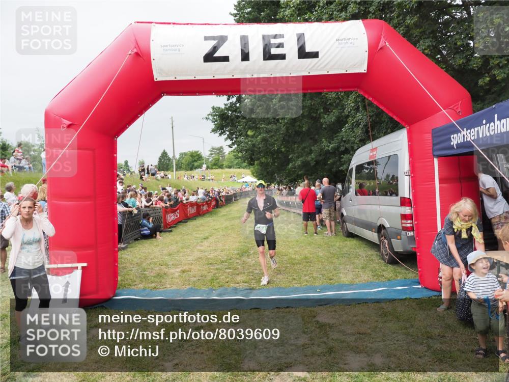 21.06.2025 - 27. Vierlanden-Triathlon MichiJ http://msf.ph/oto/8039609 15.06.2026 13:21:13 Ziel 782 meine-sportfotos.de