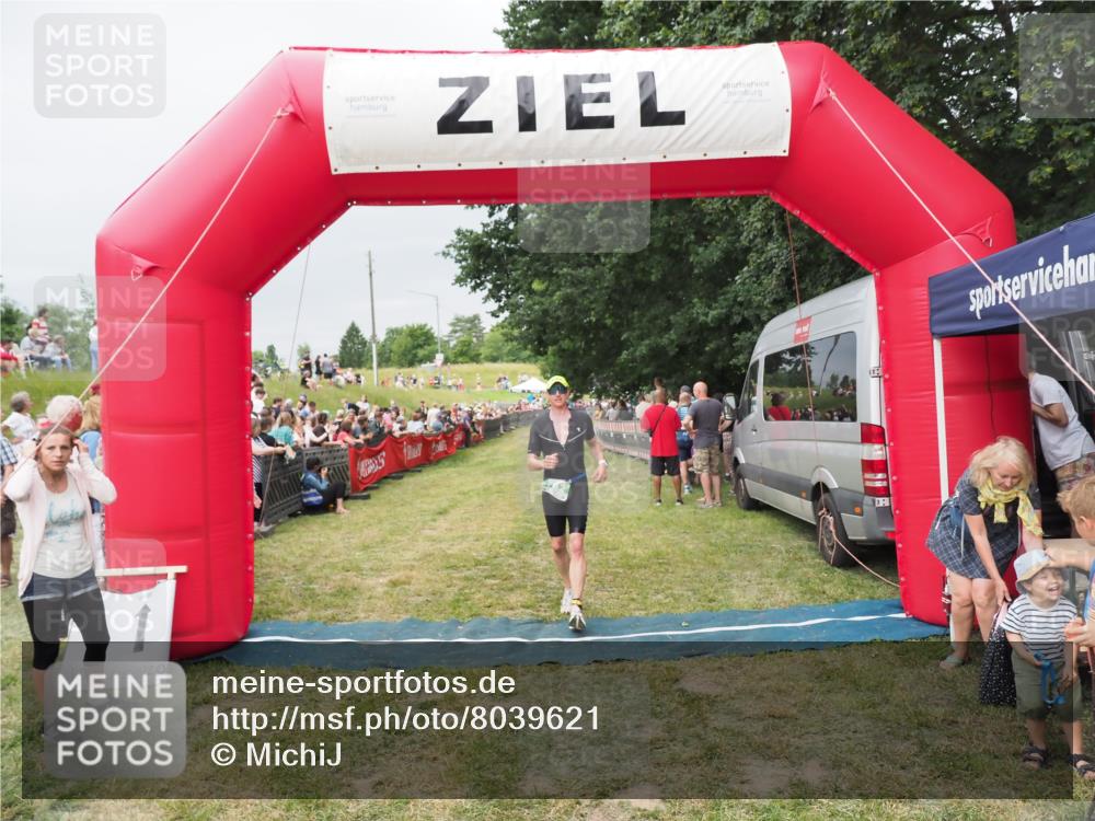 21.06.2025 - 27. Vierlanden-Triathlon MichiJ http://msf.ph/oto/8039621 15.06.2026 13:21:13 Ziel 782 meine-sportfotos.de
