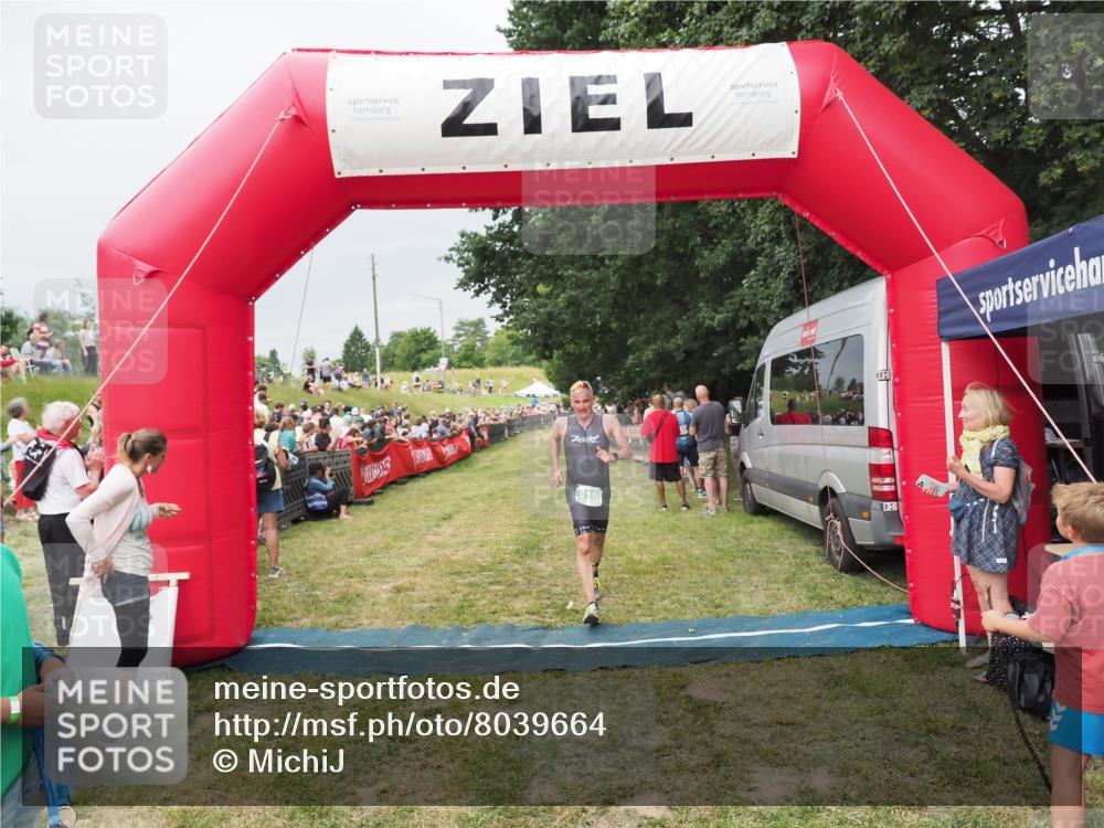 21.06.2025 - 27. Vierlanden-Triathlon MichiJ http://msf.ph/oto/8039664 15.06.2026 13:21:26 Ziel 810 meine-sportfotos.de