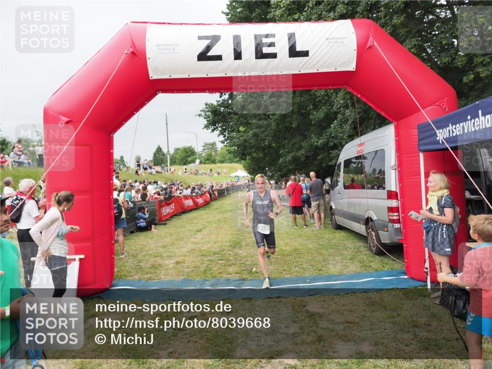 21.06.2025 - 27. Vierlanden-Triathlon MichiJ http://msf.ph/oto/8039668 15.06.2026 13:21:26 Ziel 810 meine-sportfotos.de