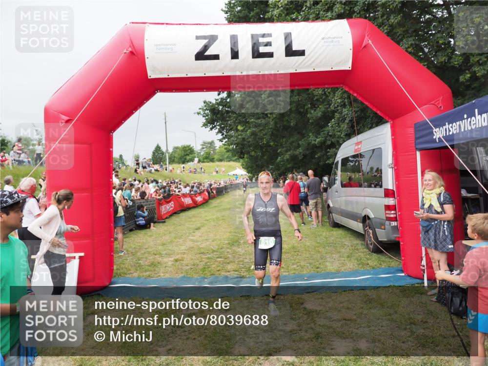 21.06.2025 - 27. Vierlanden-Triathlon MichiJ http://msf.ph/oto/8039688 15.06.2026 13:21:26 Ziel 810 meine-sportfotos.de