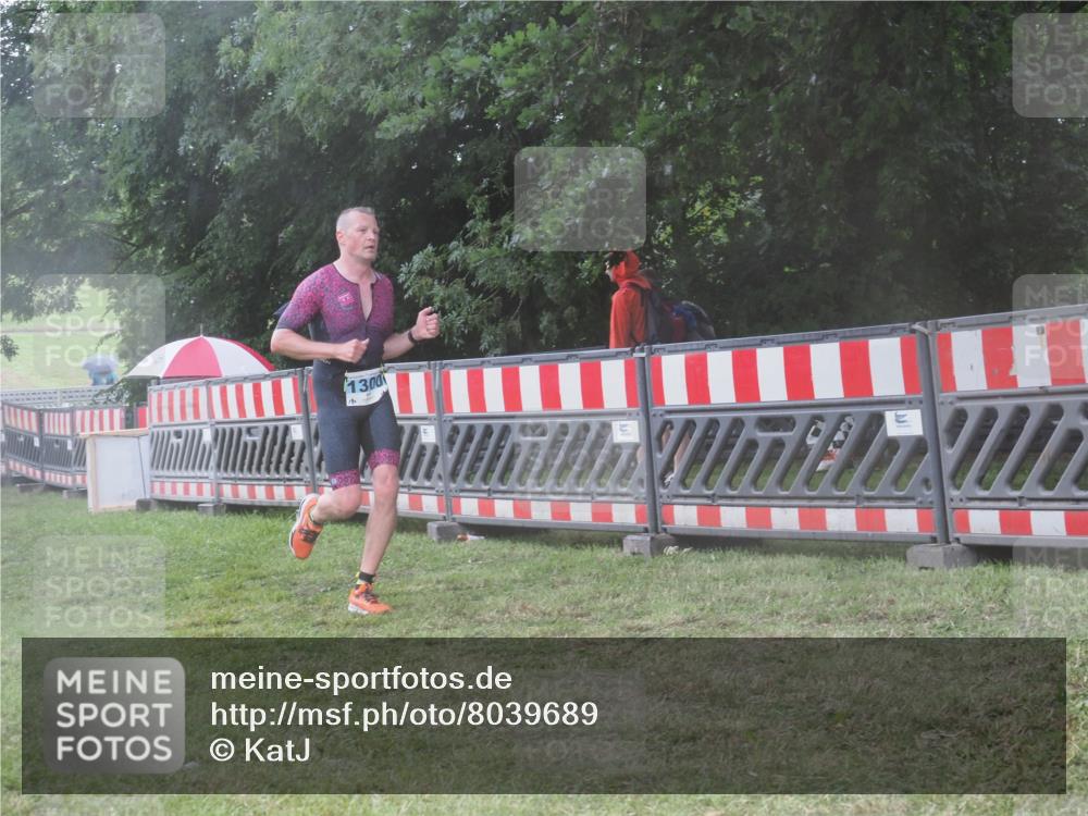 21.06.2025 - 27. Vierlanden-Triathlon KatJ http://msf.ph/oto/8039689 15.06.2025 14:23:53 Ziel 1300 meine-sportfotos.de