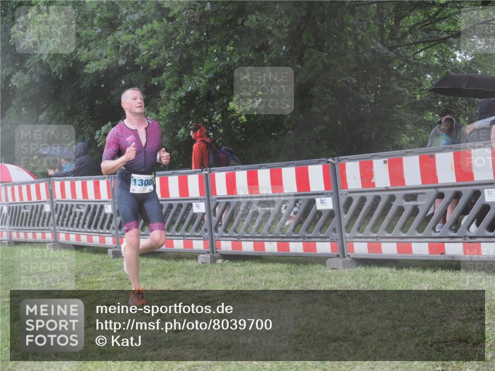 21.06.2025 - 27. Vierlanden-Triathlon KatJ http://msf.ph/oto/8039700 15.06.2025 14:23:53 Ziel 1300 meine-sportfotos.de