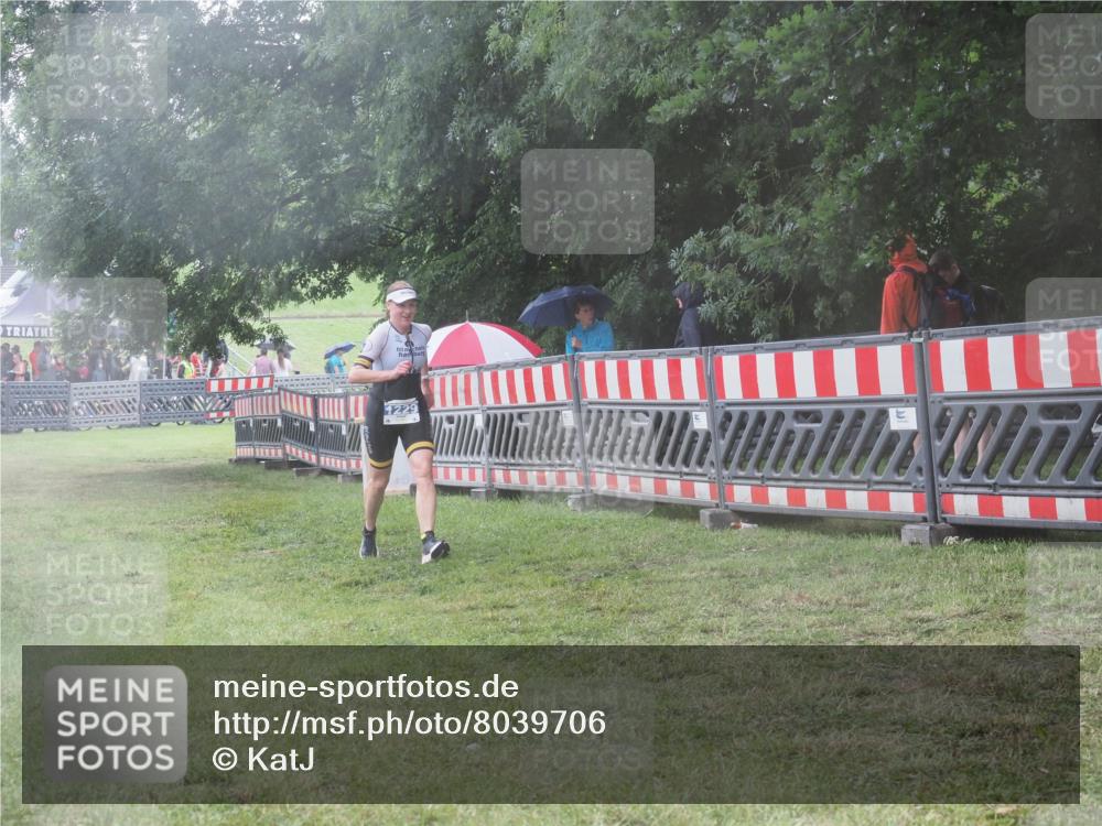 21.06.2025 - 27. Vierlanden-Triathlon KatJ http://msf.ph/oto/8039706 15.06.2025 14:24:09 Ziel 1229, 1231 meine-sportfotos.de