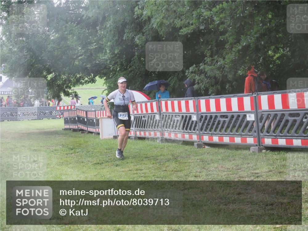 21.06.2025 - 27. Vierlanden-Triathlon KatJ http://msf.ph/oto/8039713 15.06.2025 14:24:09 Ziel 1229, 1231 meine-sportfotos.de