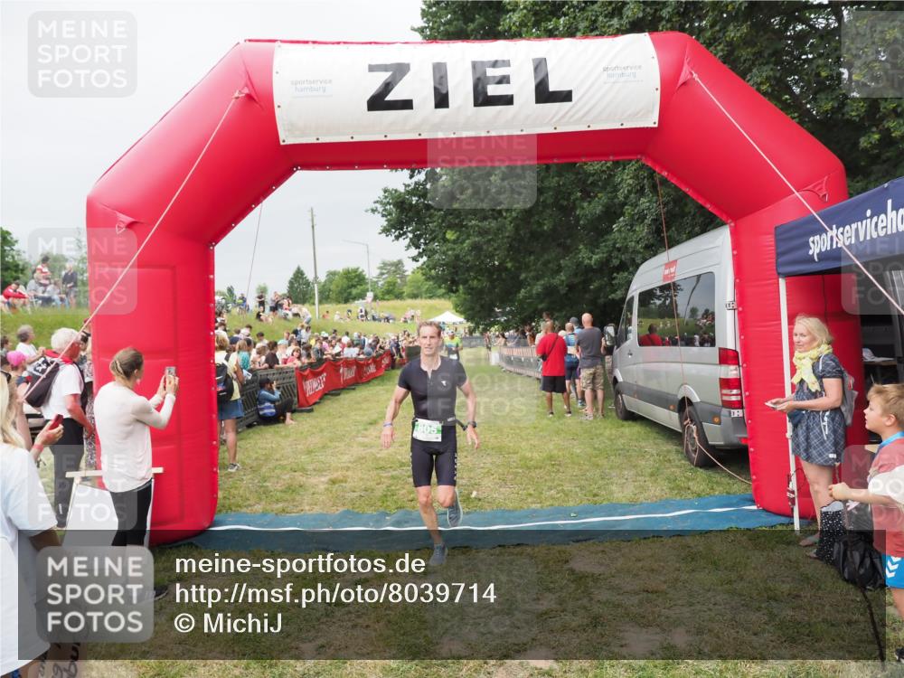 21.06.2025 - 27. Vierlanden-Triathlon MichiJ http://msf.ph/oto/8039714 15.06.2026 13:21:37 Ziel 805 meine-sportfotos.de
