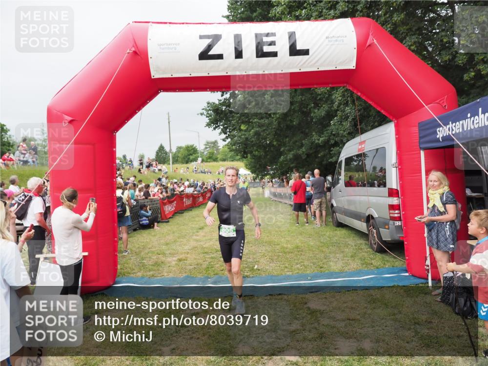 21.06.2025 - 27. Vierlanden-Triathlon MichiJ http://msf.ph/oto/8039719 15.06.2026 13:21:37 Ziel 805 meine-sportfotos.de