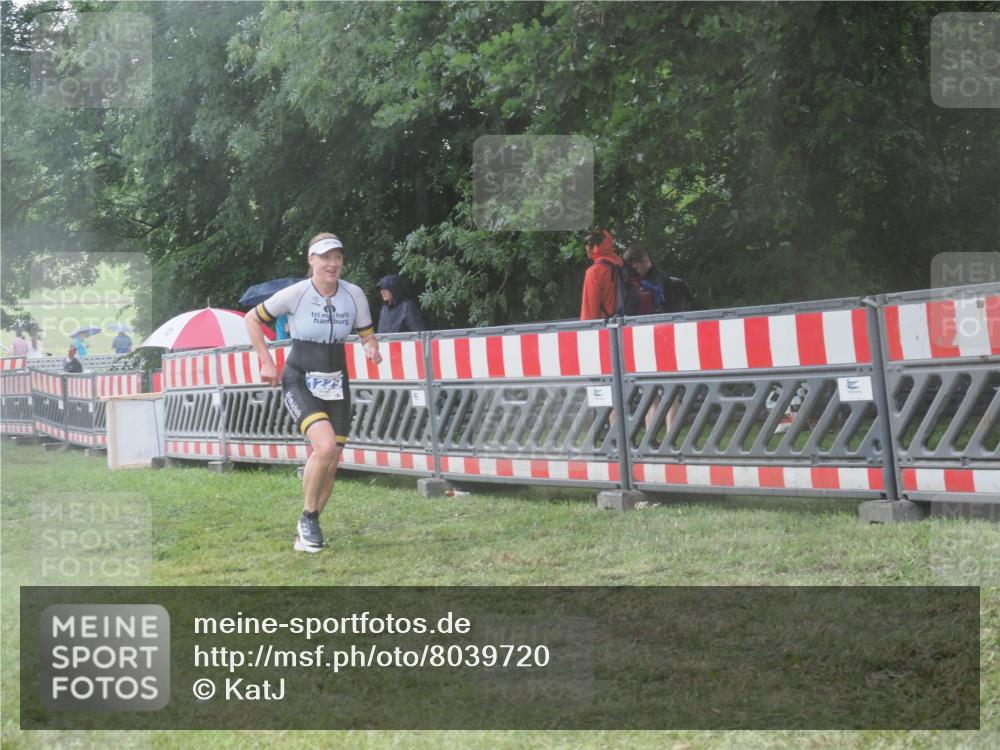 21.06.2025 - 27. Vierlanden-Triathlon KatJ http://msf.ph/oto/8039720 15.06.2025 14:24:10 Ziel 1229, 1231 meine-sportfotos.de