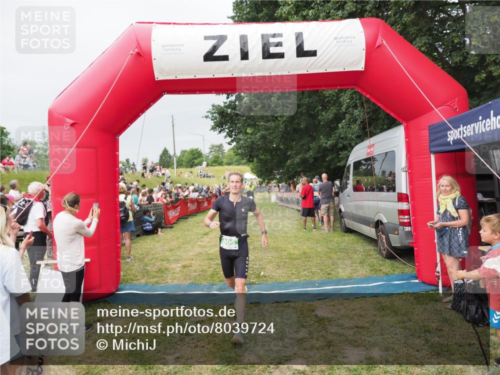 21.06.2025 - 27. Vierlanden-Triathlon MichiJ http://msf.ph/oto/8039724 15.06.2026 13:21:37 Ziel 805 meine-sportfotos.de