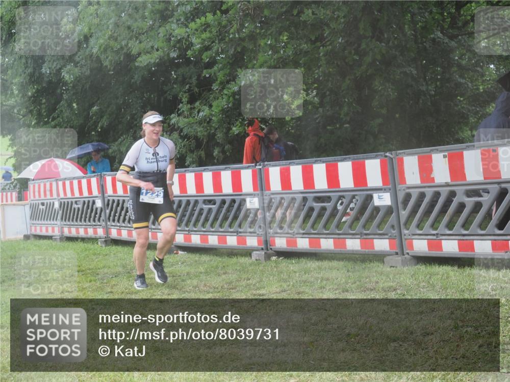 21.06.2025 - 27. Vierlanden-Triathlon KatJ http://msf.ph/oto/8039731 15.06.2025 14:24:10 Ziel 1229, 1231 meine-sportfotos.de