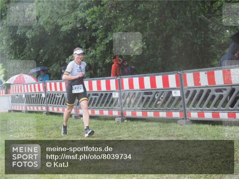 21.06.2025 - 27. Vierlanden-Triathlon KatJ http://msf.ph/oto/8039734 15.06.2025 14:24:10 Ziel 1229, 1231 meine-sportfotos.de