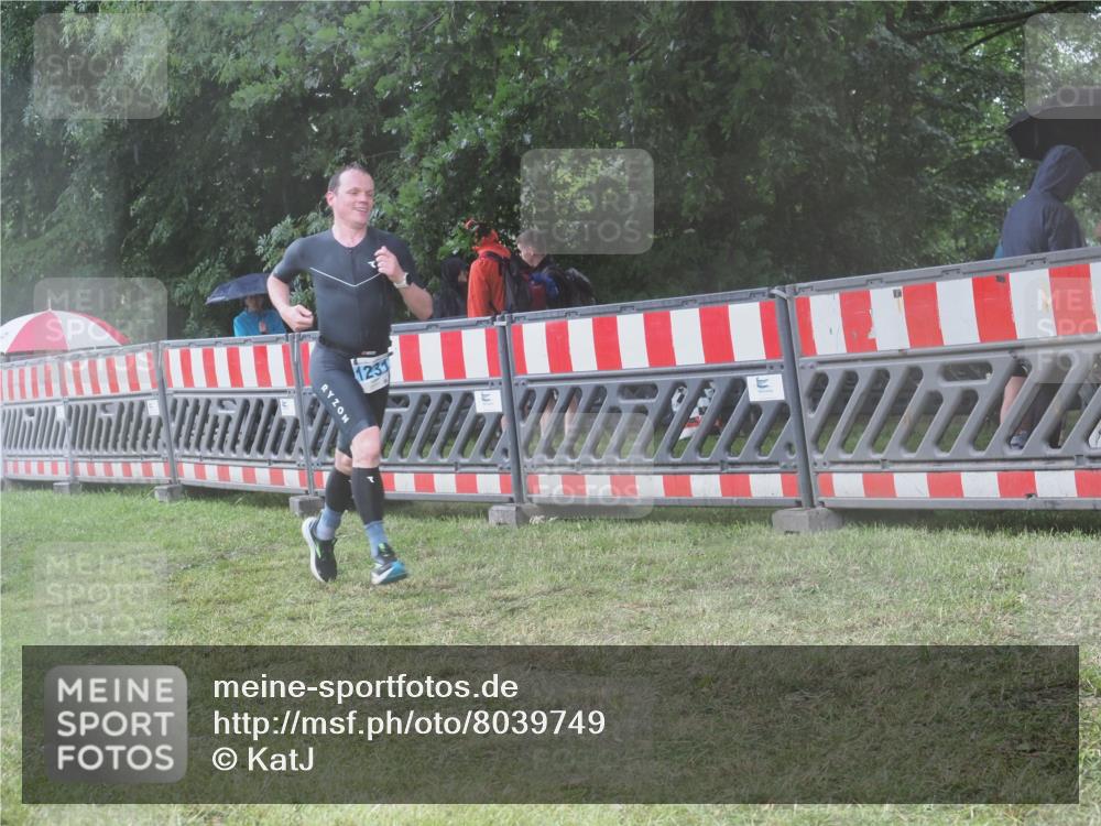 21.06.2025 - 27. Vierlanden-Triathlon KatJ http://msf.ph/oto/8039749 15.06.2025 14:24:18 Ziel 1231 meine-sportfotos.de