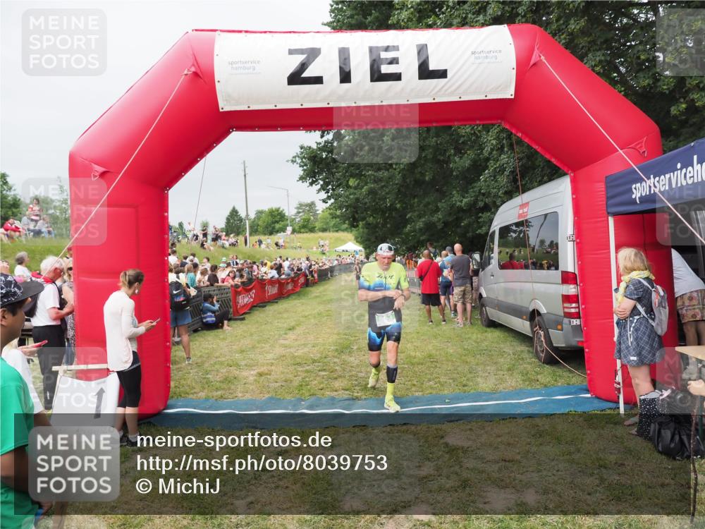 21.06.2025 - 27. Vierlanden-Triathlon MichiJ http://msf.ph/oto/8039753 15.06.2026 13:21:42 Ziel 805, 853 meine-sportfotos.de