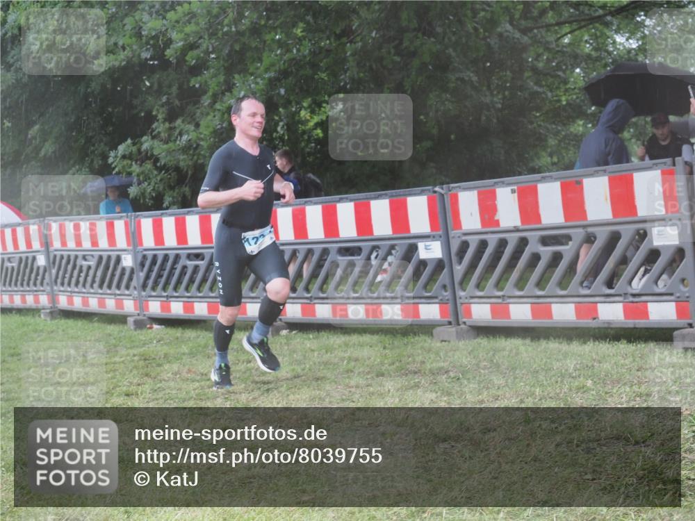 21.06.2025 - 27. Vierlanden-Triathlon KatJ http://msf.ph/oto/8039755 15.06.2025 14:24:18 Ziel 1231 meine-sportfotos.de