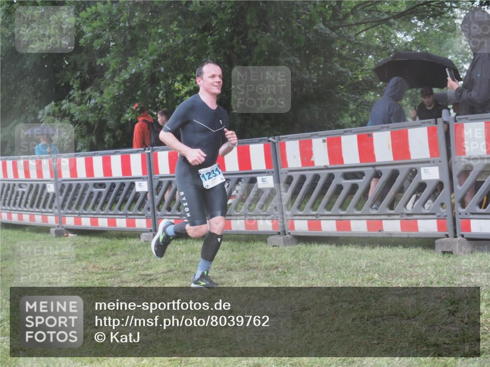 21.06.2025 - 27. Vierlanden-Triathlon KatJ http://msf.ph/oto/8039762 15.06.2025 14:24:18 Ziel 1231 meine-sportfotos.de