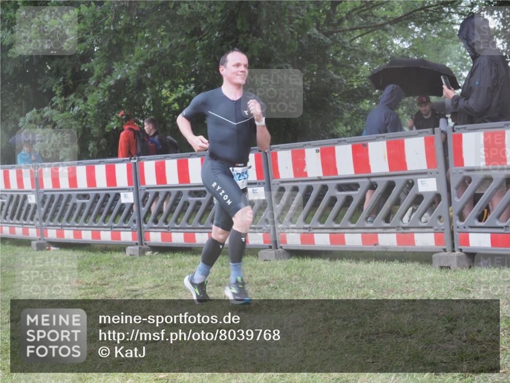 21.06.2025 - 27. Vierlanden-Triathlon KatJ http://msf.ph/oto/8039768 15.06.2025 14:24:18 Ziel 1231 meine-sportfotos.de