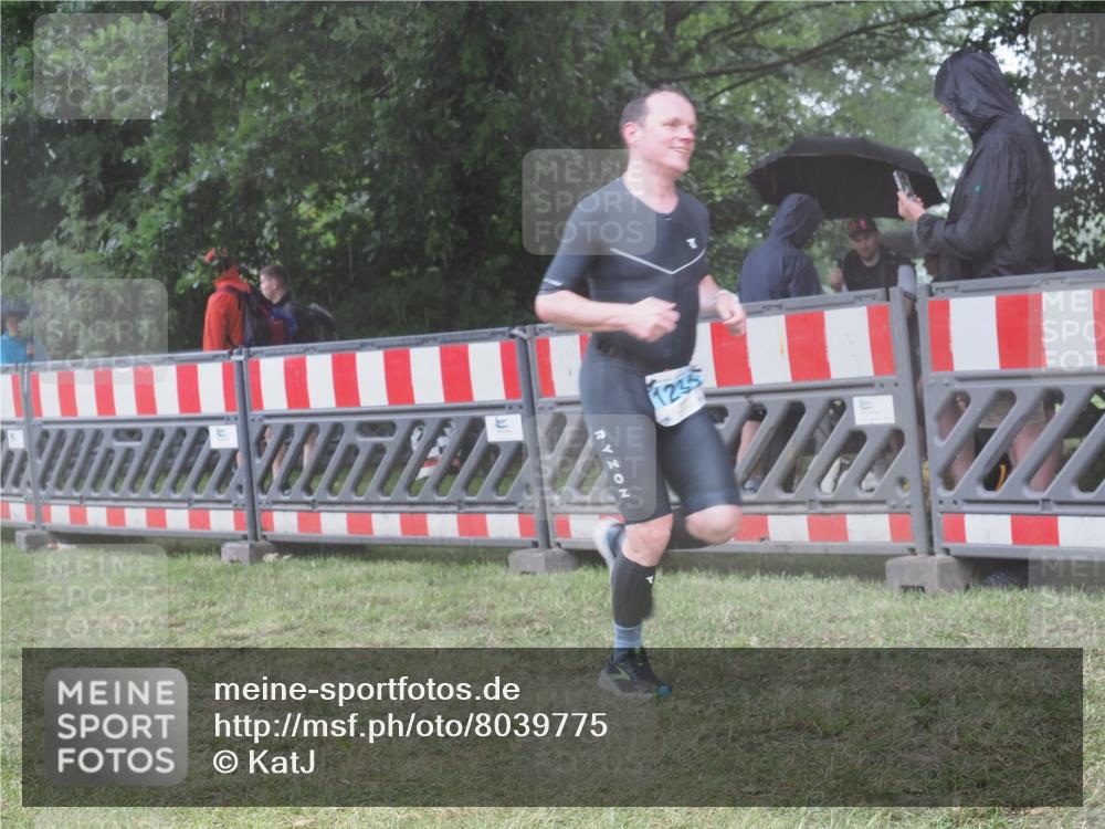 21.06.2025 - 27. Vierlanden-Triathlon KatJ http://msf.ph/oto/8039775 15.06.2025 14:24:19 Ziel 1231 meine-sportfotos.de