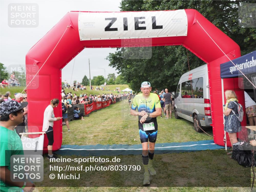 21.06.2025 - 27. Vierlanden-Triathlon MichiJ http://msf.ph/oto/8039790 15.06.2026 13:21:43 Ziel 805, 853 meine-sportfotos.de