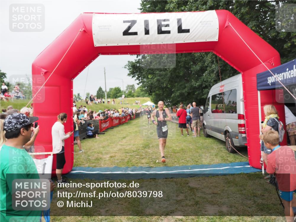 21.06.2025 - 27. Vierlanden-Triathlon MichiJ http://msf.ph/oto/8039798 15.06.2026 13:21:48 Ziel 844, 853 meine-sportfotos.de